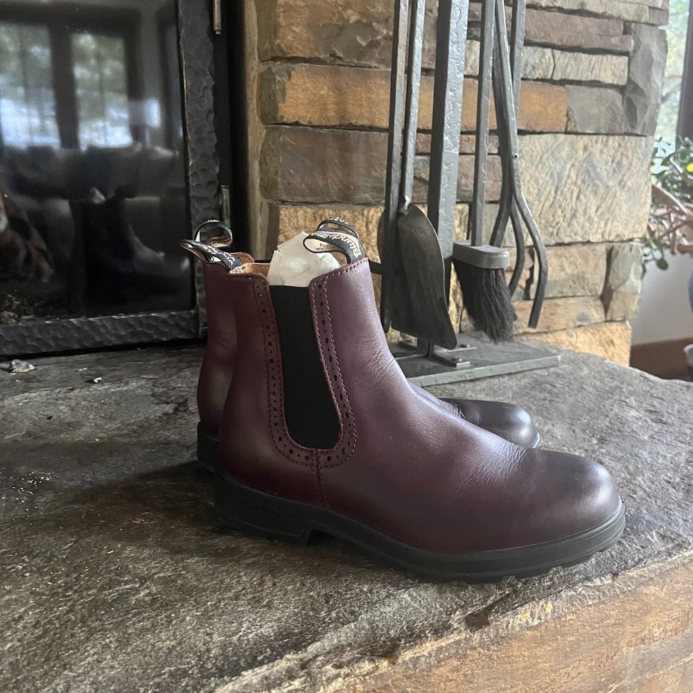Like-New Blundstone Maroon Boots